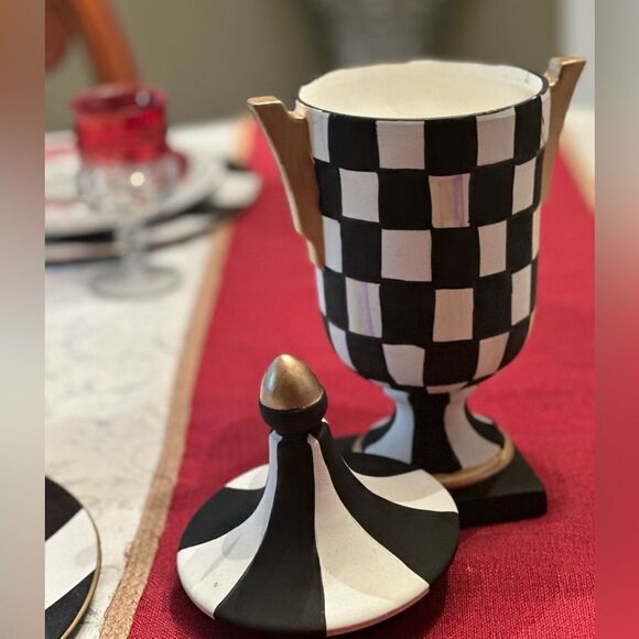 Hand painted Ceramic vase with a lid - Picture 2 of 6